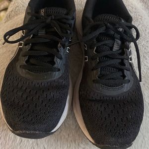 Asics Women's Gel-Excite 7 Running Sneaker Black and white size 9